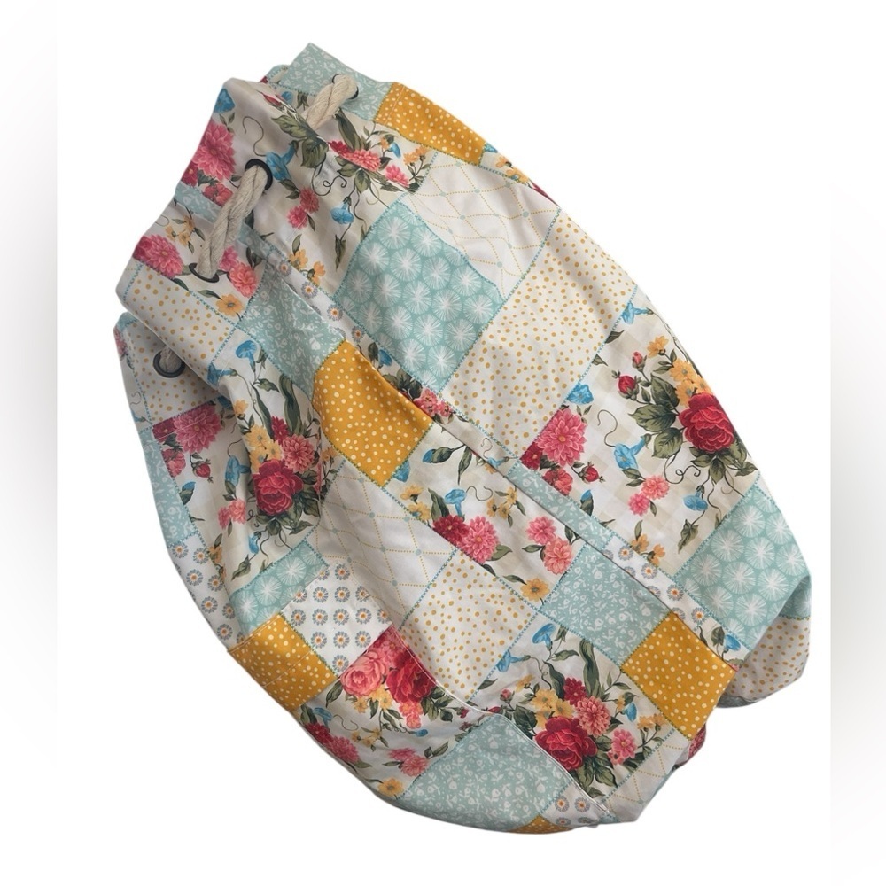 Pioneer Woman Sweet Rose
Patchwork Drawstring Laundry Bag
Floral - Picture 2 of 6